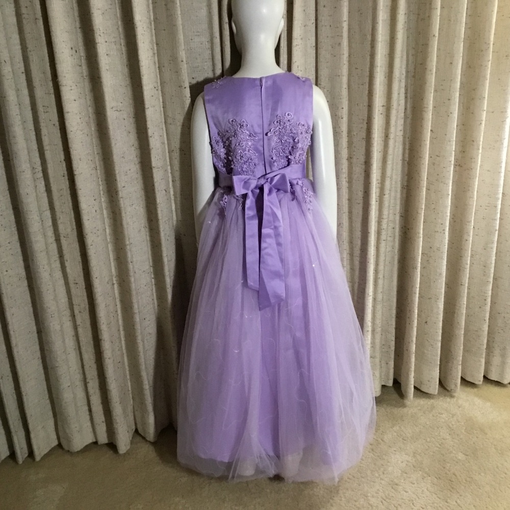Lavender formal w/ Embroidery dress, girl's sizing about 12-14, (160Int. on Tag) - Picture 9 of 15